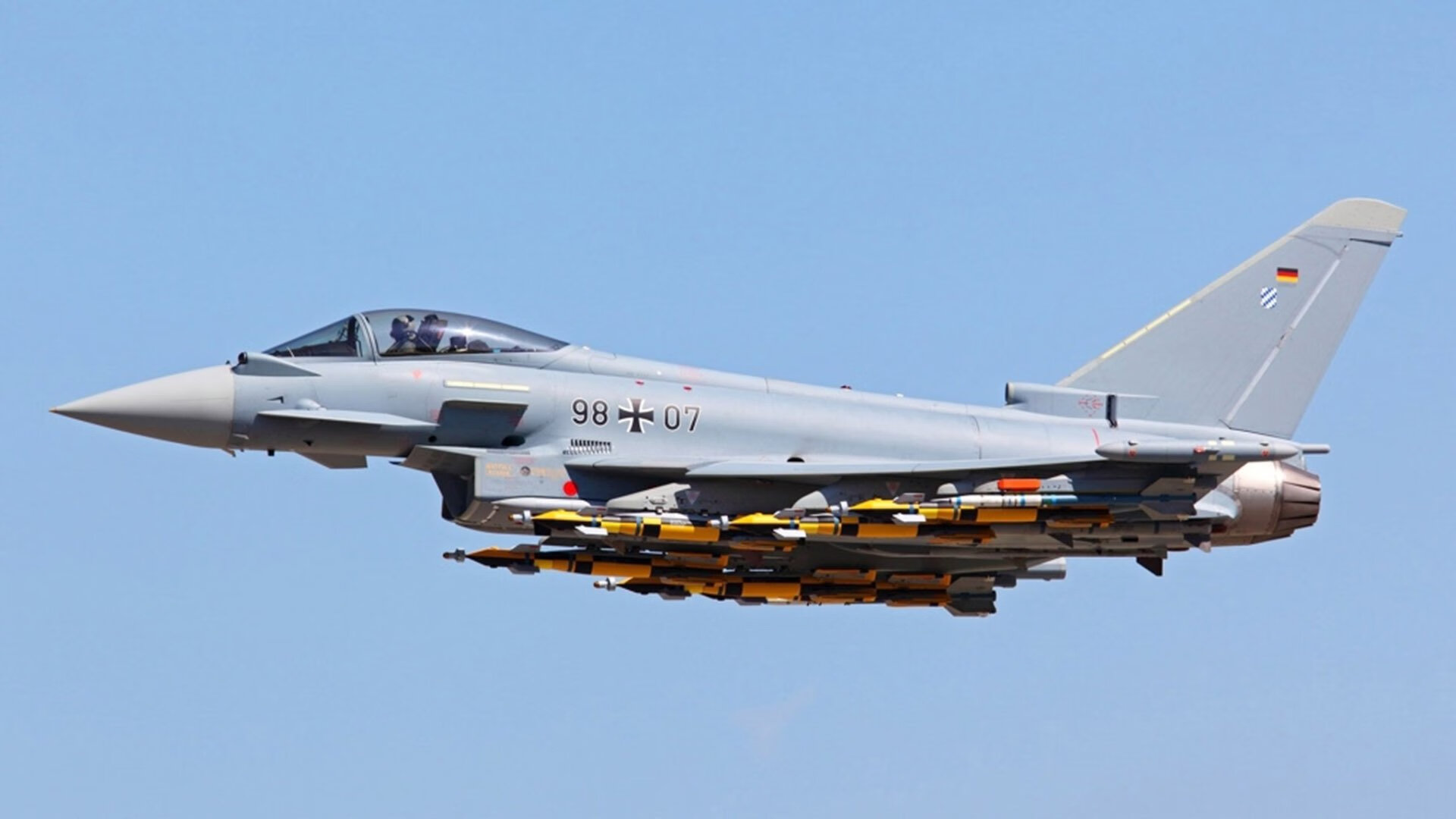 罗马前场持续压迫迫使对方后场失误,罗马队前锋