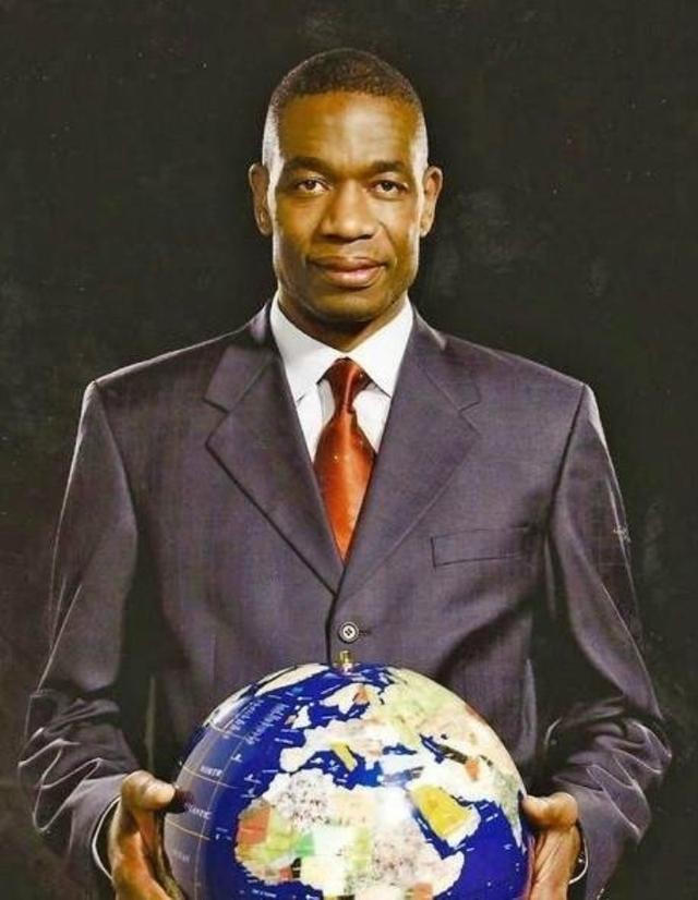 关于爱游戏体育：NBA球星自传：讲述穆托姆博的传奇人生的信息