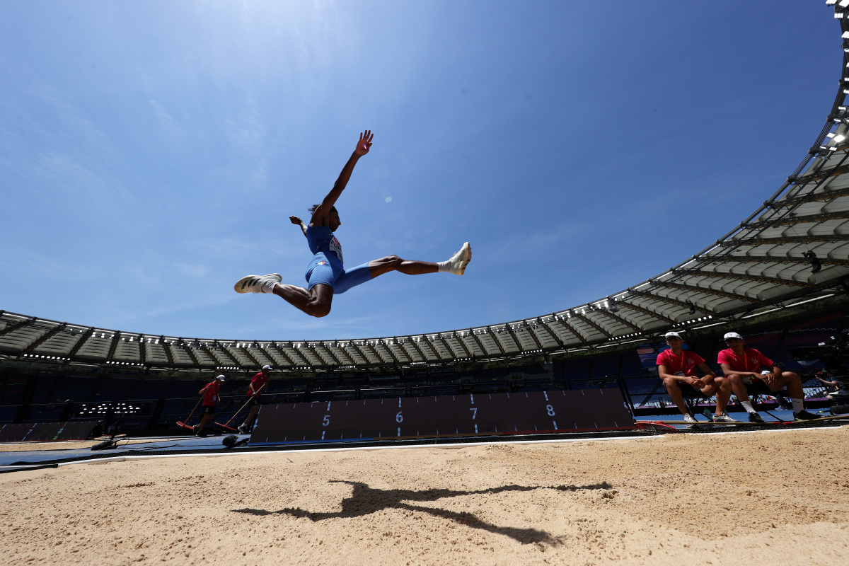 爱游戏体育:重温历史：伟大运动员背后的奋斗故事的简单介绍