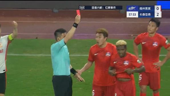 爱游戏体育:足球裁判争议判罚引争议，VAR能否解决问题？的简单介绍