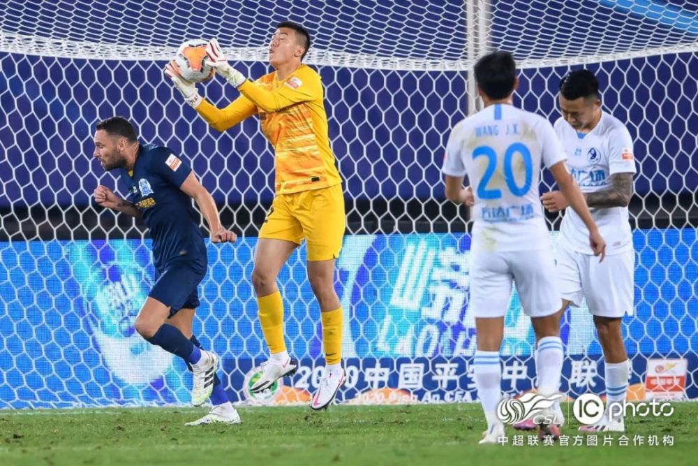 关于爱游戏体育:韩佳奇：在比赛中发挥出色，力保球门不失的信息