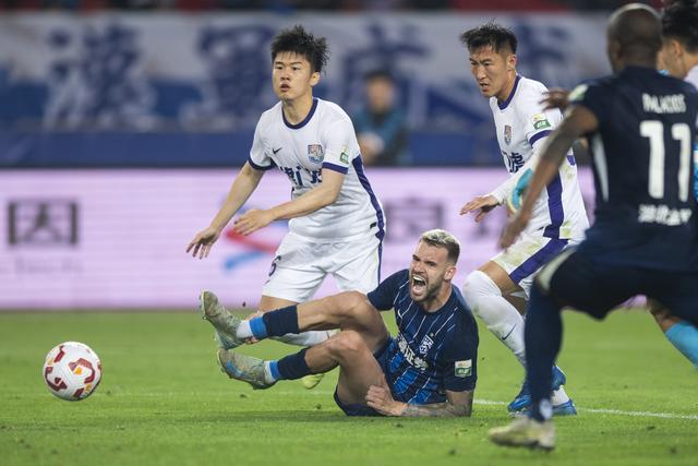 包含爱游戏体育:中超升班马武汉三镇队“黑马”变“笑话”？球迷：昙花一现！的词条