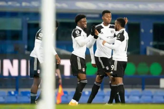 爱游戏体育:英超的战术对抗：教练们的博弈舞台